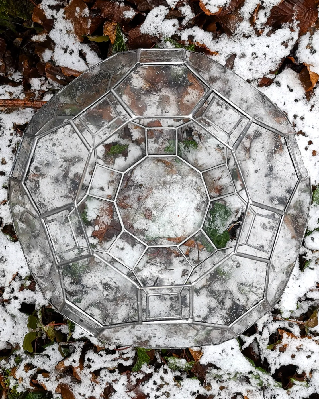 Grand rhombicosidodécaèdre en verre et cuivre, création ArtiZi-OM