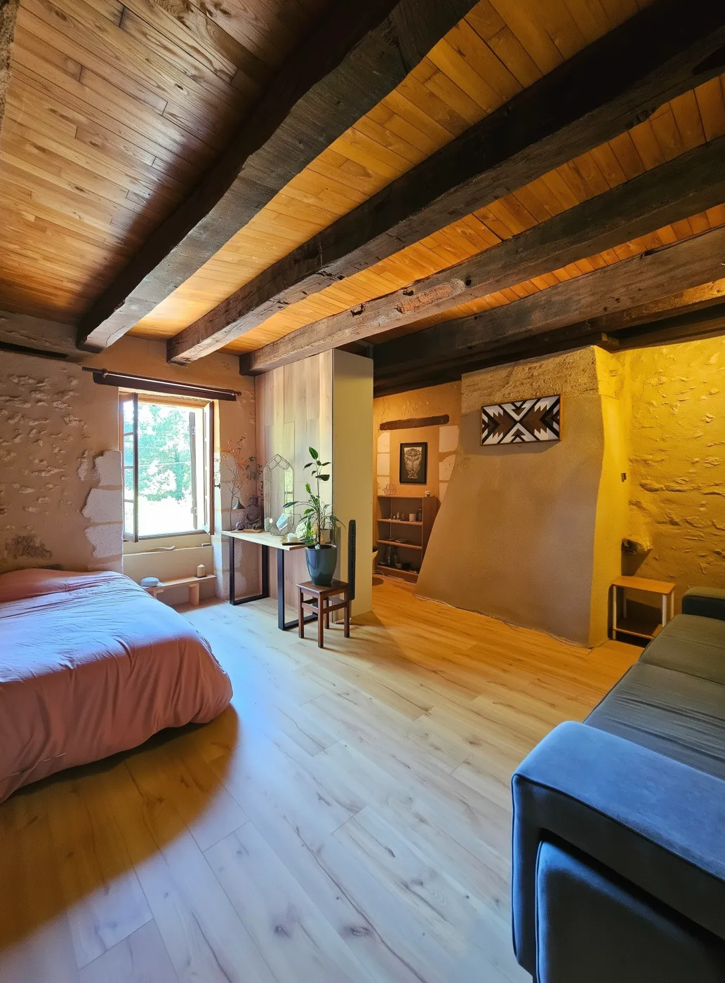 The course guest room: double bed under the beams, ArtiZi-OM workshop
