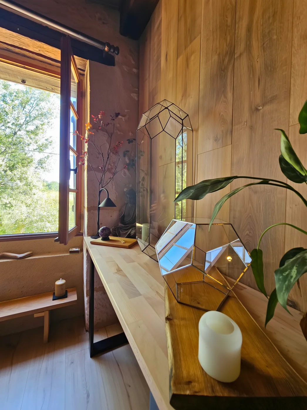 Console with glass geometries by the room's window