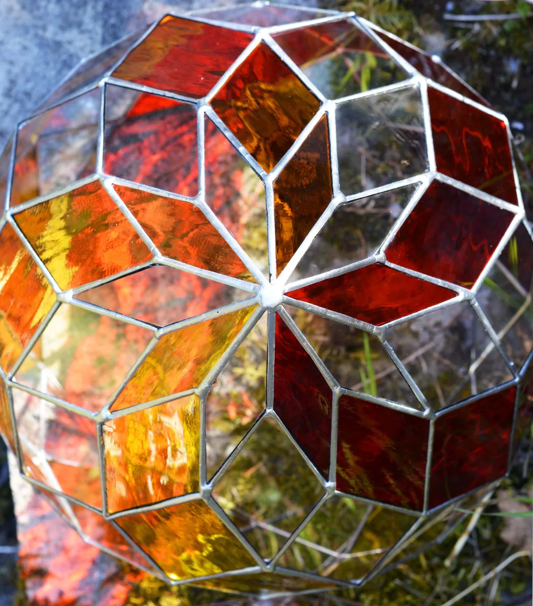Détail mandala orange et rouge