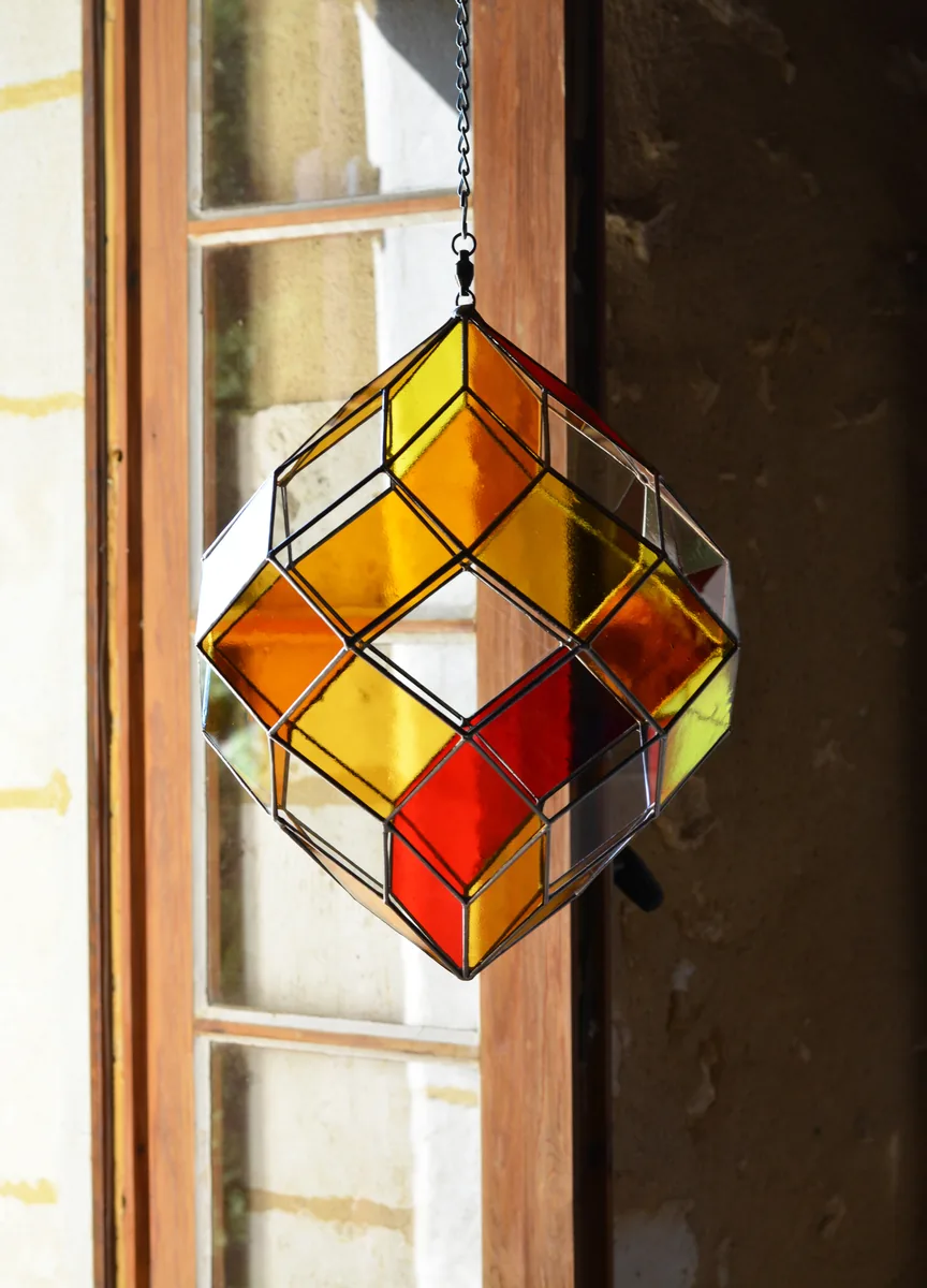 Zome chromatique en verre coloré