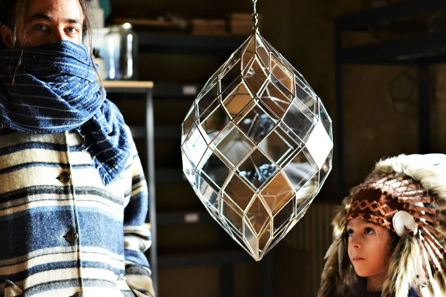 Deux personnages et un zome de cristal suspendu, Bandits de la géométrie