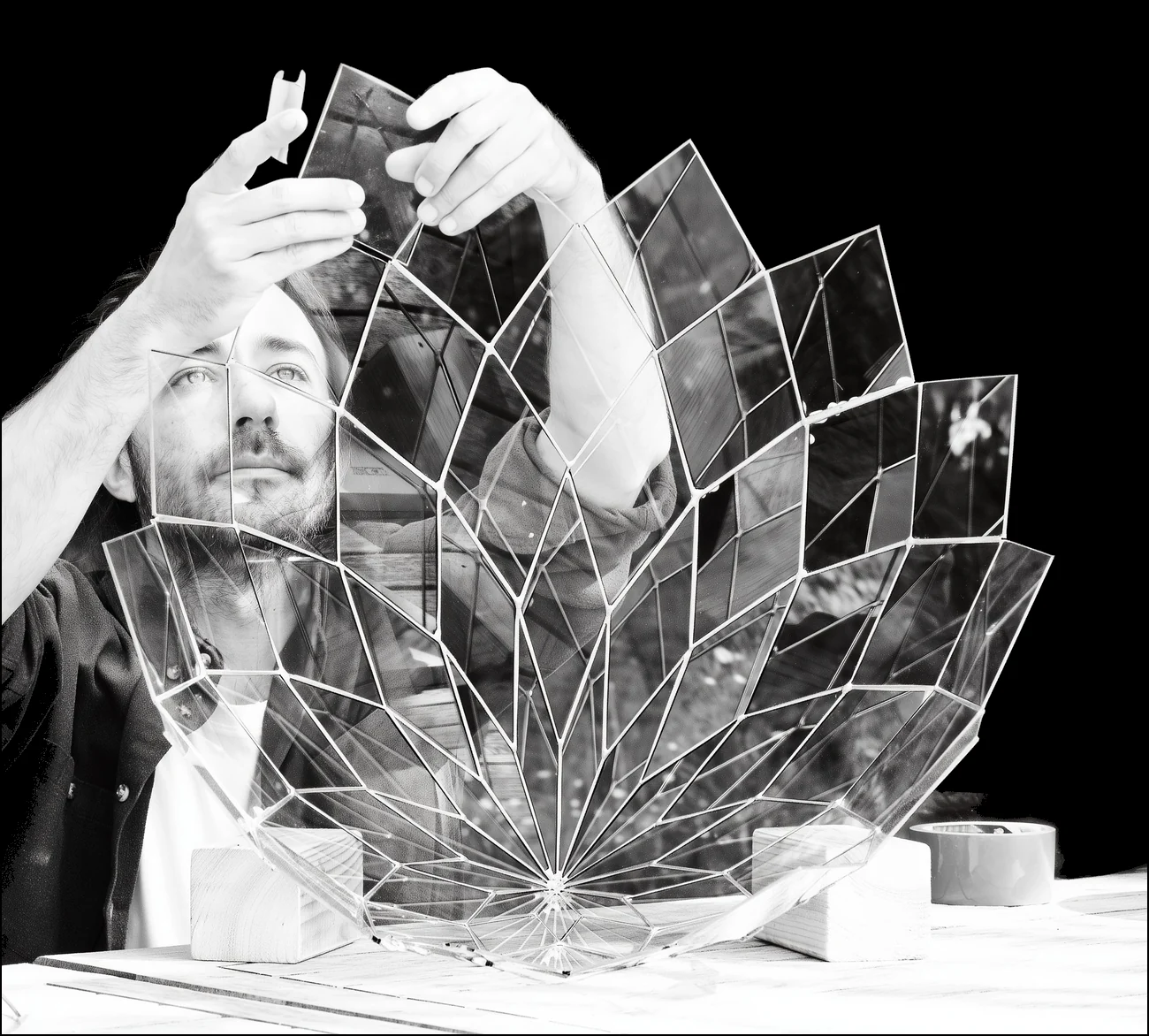 Zome 13 Lotus, l'artiste assemblant la pièce