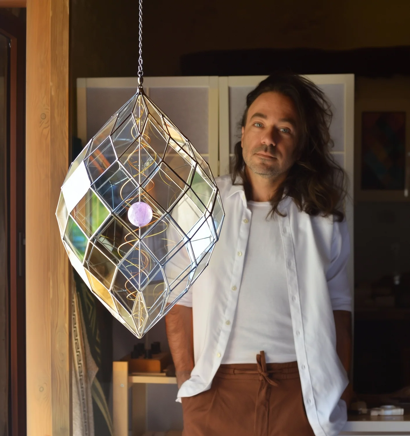 Yoni 10 — Synergie Améthyste, l'artisan et la pièce suspendue