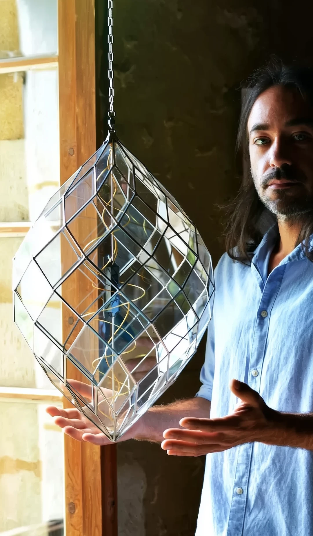 Boris tenant le zome transparent, Synergie Minérale